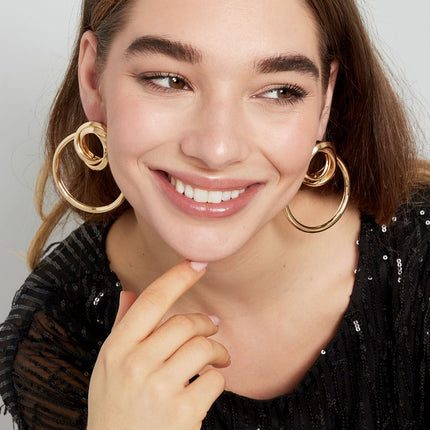 Gouden Schakeloorbellen met Knoopdesign – Trendy 7 cm Oorbellen – Metaal – Alledaags & Feestelijk – 28,8 gram – Modieuze Statement Oorbellen