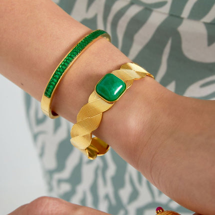 Boho Armband – Goldfarbener Edelstahl mit grünem Stein – Robustes Unisex-Schmuckstück