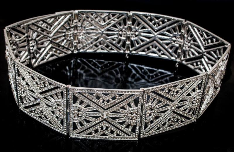 Ceinture droite argentée avec pierres