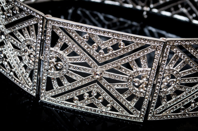 Ceinture droite argentée avec pierres