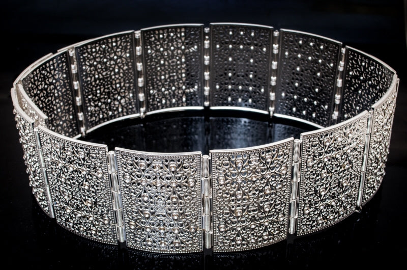 Ceinture argentée simple avec grosses pierres