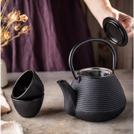 Kinghoff Teekanne aus Gusseisen mit Edelstahlfilter – Inklusive 2 Tassen à 115 ml (KH1846) – Fassungsvermögen: 1,0 Liter – Traditionelles Design mit komfortablem Griff