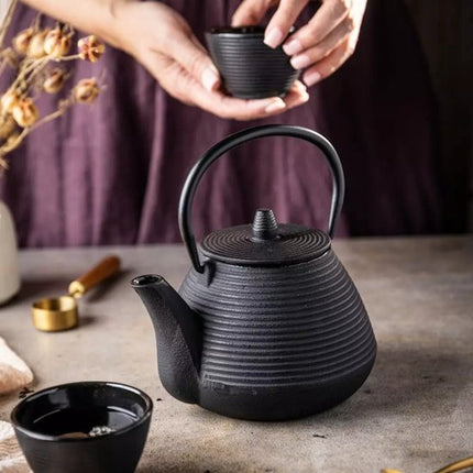 Kinghoff Teekanne aus Gusseisen mit Edelstahlfilter – Inklusive 2 Tassen à 115 ml (KH1846) – Fassungsvermögen: 1,0 Liter – Traditionelles Design mit komfortablem Griff