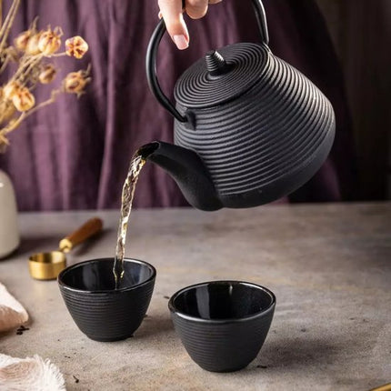 Kinghoff Teekanne aus Gusseisen mit Edelstahlfilter – Inklusive 2 Tassen à 115 ml (KH1846) – Fassungsvermögen: 1,0 Liter – Traditionelles Design mit komfortablem Griff