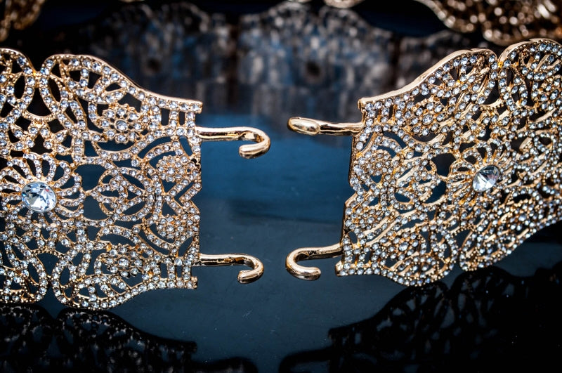 Ceinture ovale dorée avec pierres