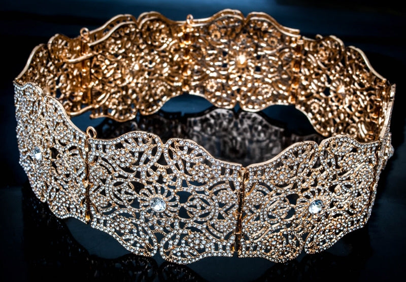 Ceinture ovale dorée avec pierres