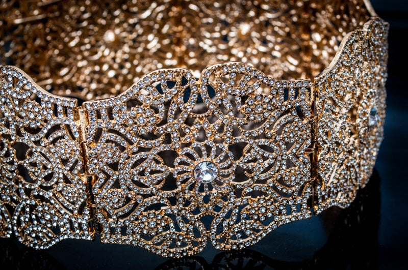 Ceinture ovale dorée avec pierres