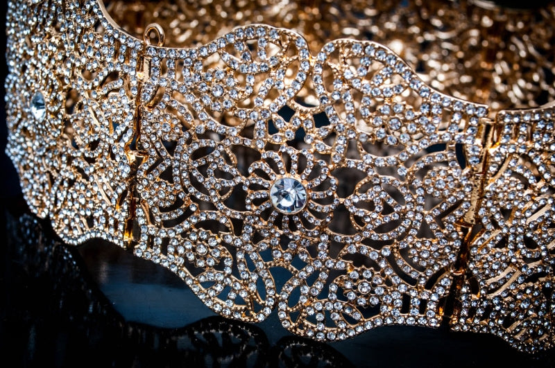 Ceinture ovale dorée avec pierres