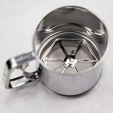 Kinghoff KH3101 Mehlsieb - Edelstahl - Ø10 cm - Fassungsvermögen 350 g - Manuell betrieben - Ideal für Mehl, Puderzucker & Kakao
