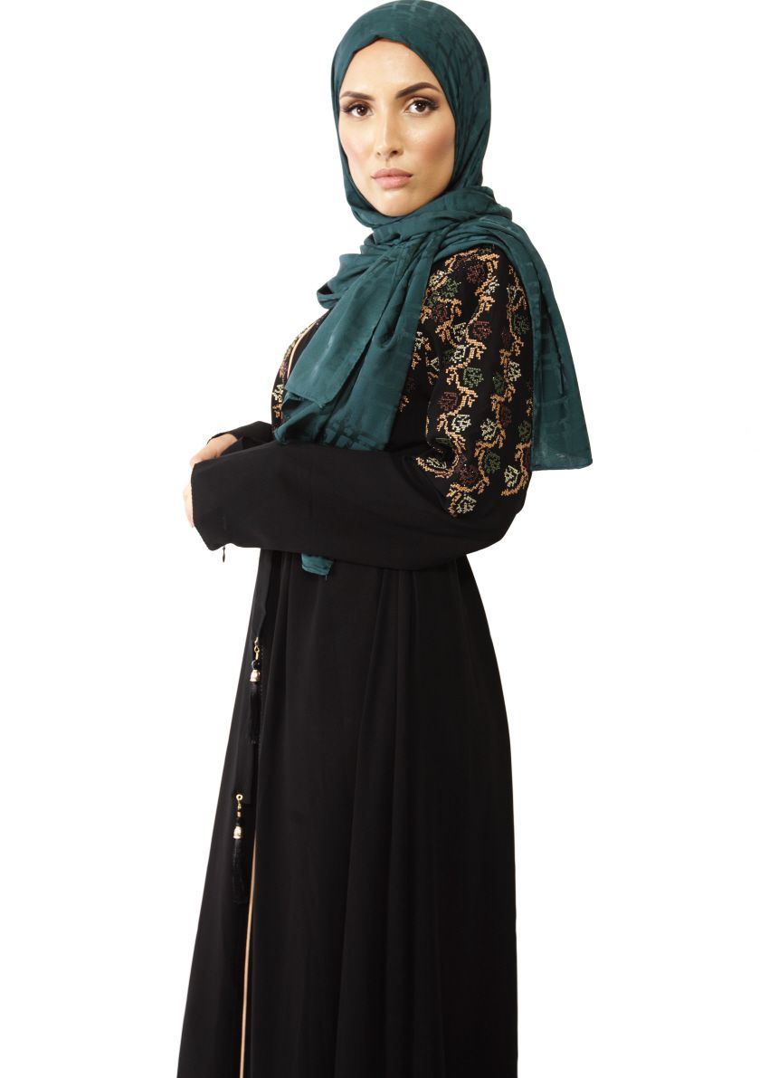 Modest embroidered abaya zwart – borduursel met steentjes, zalmroze accenten – foto 3