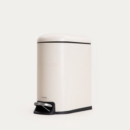 Homla - Linea Mat - Prullenbak Badkamer met Pedaal - Afvalbak Compact Metaal - Toilet Prullenbak met Deksel Geurvrij - Hygiënische Badkamer Afvalemmer Klein - 5L - 14.6 x 27.2 x 28.8 cm - Beige