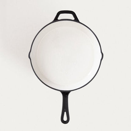 Homla - Andreas Cast Iron Pan - Gietijzeren Koekenpan - Ovenbestendig 220°C - Steakpan of Bakpan Inductie Geschikt - Duurzame Koekenpan - Ø26 x 5 cm - Beige & Zwart - Geëmailleerde Pan