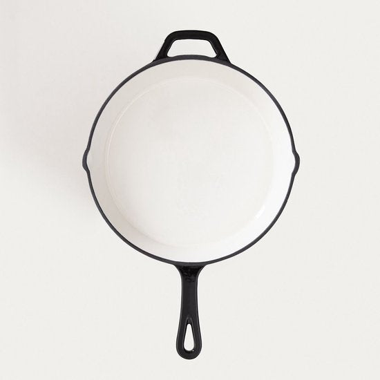 Homla - Andreas Cast Iron Pan - Gietijzeren Koekenpan - Ovenbestendig 220°C - Steakpan of Bakpan Inductie Geschikt - Duurzame Koekenpan - Ø26 x 5 cm - Beige & Zwart - Geëmailleerde Pan