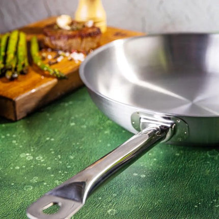 Kinghoff - KH-2020 - Pan - Koekenpan met Stalen Handvat - Zonder Antiaanbaklaag - Inductie Geschikt - Hoge Temperatuur tot 240°C - Voor Vlees, Vis & Groenten - 21CT, RVS - Ø28 cm - Zilver