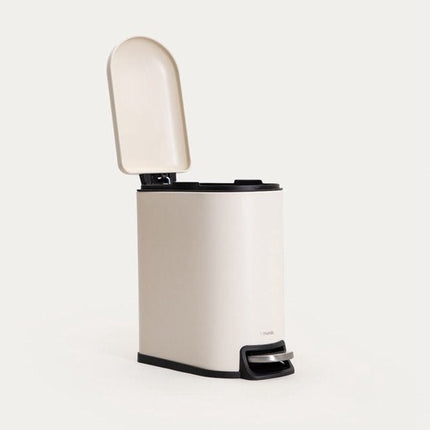 Homla - Linea Mat - Prullenbak Badkamer met Pedaal - Afvalbak Compact Metaal - Toilet Prullenbak met Deksel Geurvrij - Hygiënische Badkamer Afvalemmer Klein - 5L - 14.6 x 27.2 x 28.8 cm - Beige