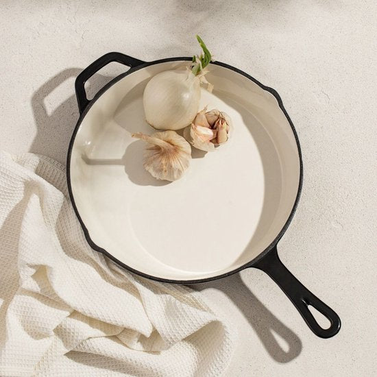 Homla - Andreas Cast Iron Pan - Gietijzeren Koekenpan - Ovenbestendig 220°C - Steakpan of Bakpan Inductie Geschikt - Duurzame Koekenpan - Ø26 x 5 cm - Beige & Zwart - Geëmailleerde Pan