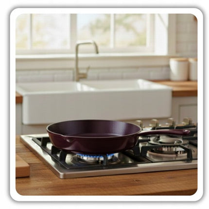 Hage - Gietijzeren Koekenpan - Geëmailleerde Bakpan met Hoge Rand - Inductie, Gas, Elektrisch & Ovenbestendig - Voor Bakken en Braden - Gelijkmatige Warmteverdeling - Ergonomisch Handvat - Ø26cm - Aubergine