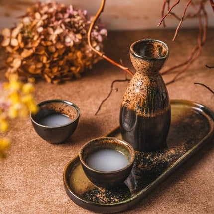 MPLCo - Ondes Sake Set - Drinkset met Karaf en 2 Kopjes - Japanse Theeset Wabi Sabi - Serviesset met Tray - Sake Servies - Zwart-Bruin