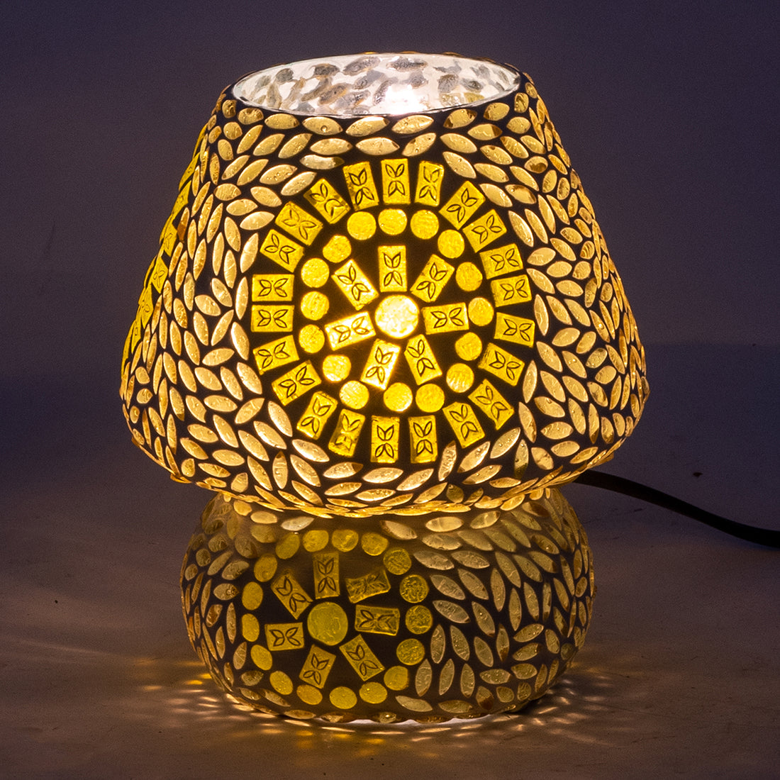 Lampe de table en mosaïque de fleurs beige H. 17 cm.