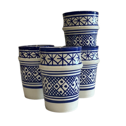 Set aus 4 Fes Keramikbechern blau-weiß