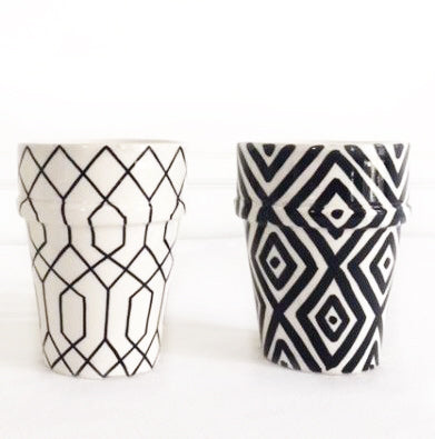 Keramikbecher gestreift schwarz-weiß