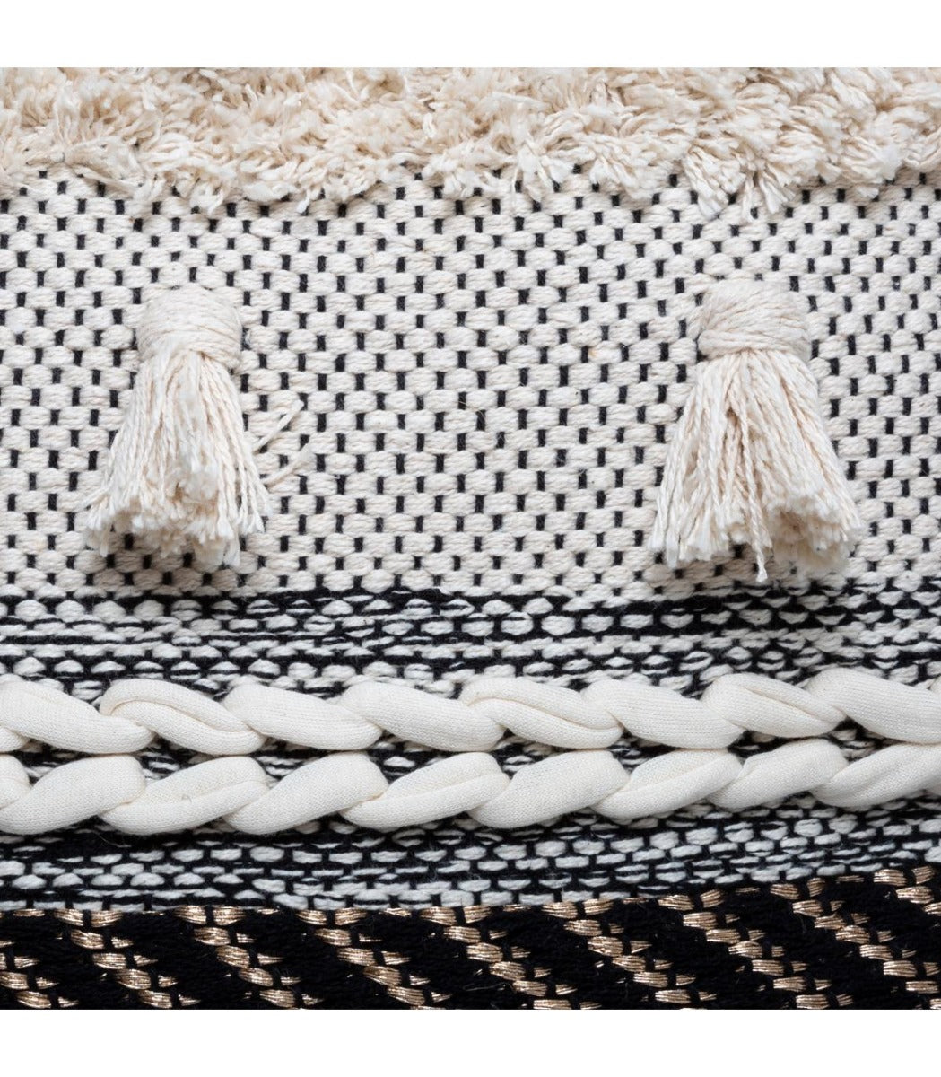 Coussin blanc et noir à motif en relief avec pompons