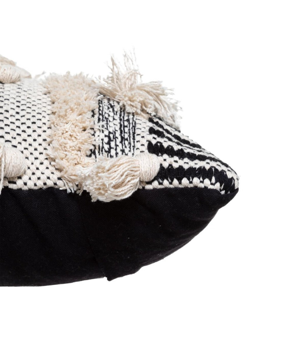 Coussin blanc et noir à motif en relief avec pompons