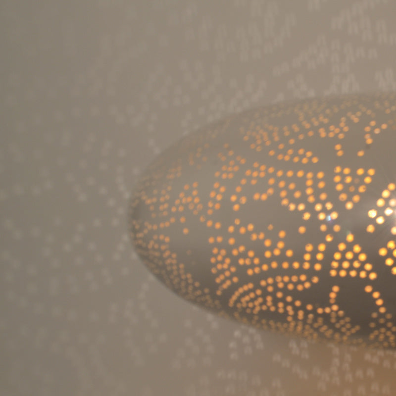 Oosterse filigrain hanglamp ufo – mat wit met goudkleurige binnenkant, Ø 45 cm – foto 3