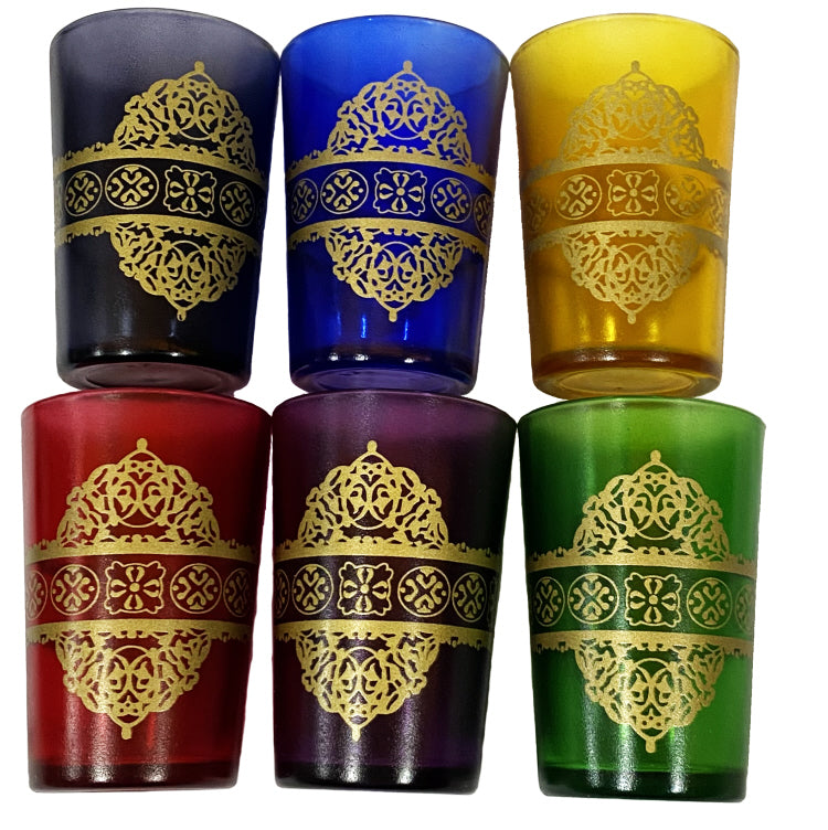 Verres à thé marocains colorés avec décorations dorées