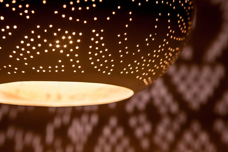 Suspension filigrane blanche avec intérieur doré