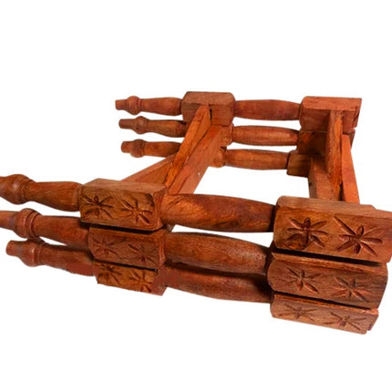 Zusammenklappbares Tischgestell aus geschnitztem Holz mit Tablett