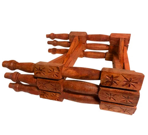 Zusammenklappbares Tischgestell aus geschnitztem Holz mit Tablett