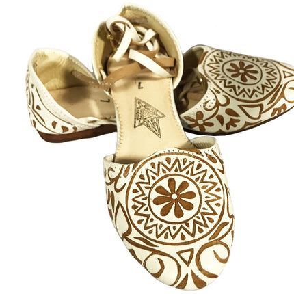 Flache Babouches mit Schnürsenkeln