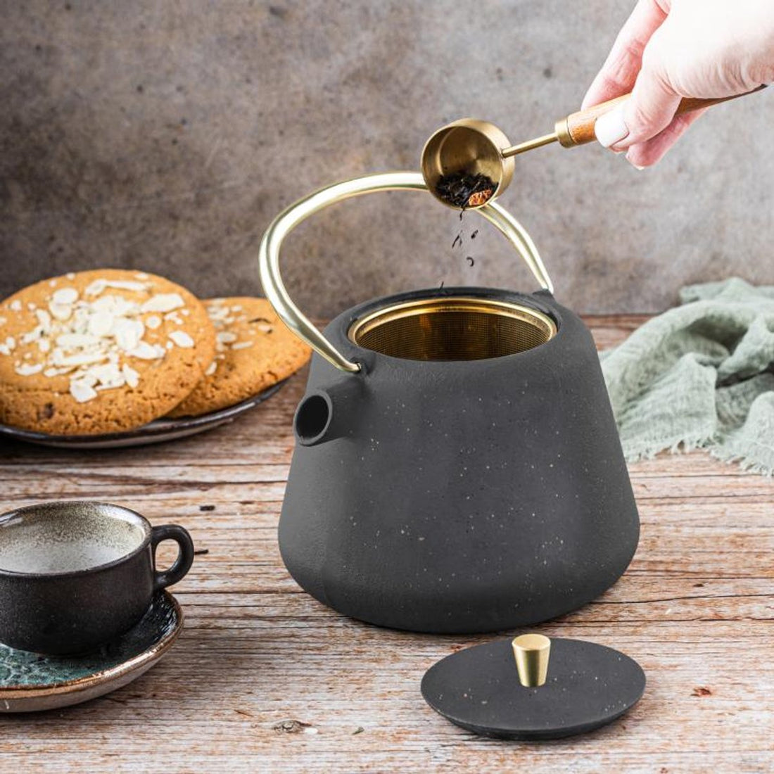 Kinghoff theepot van gietijzer met rvs zeef – 1 liter, zwart en goud – foto 3