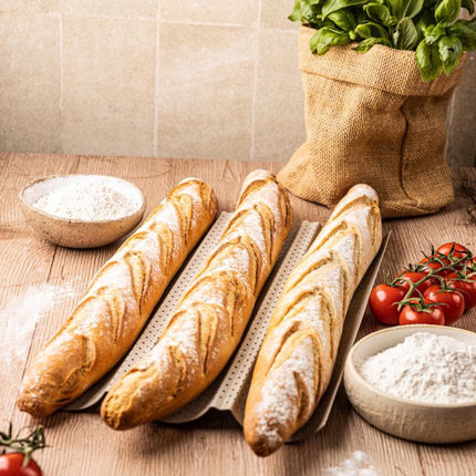 KINGHoff KH-1970 Perforierte Baguetteform – Backblech mit 3 Rillen – Für knusprige Baguettes – 38 x 24,5 cm – Baguettebackform – Ofengestell