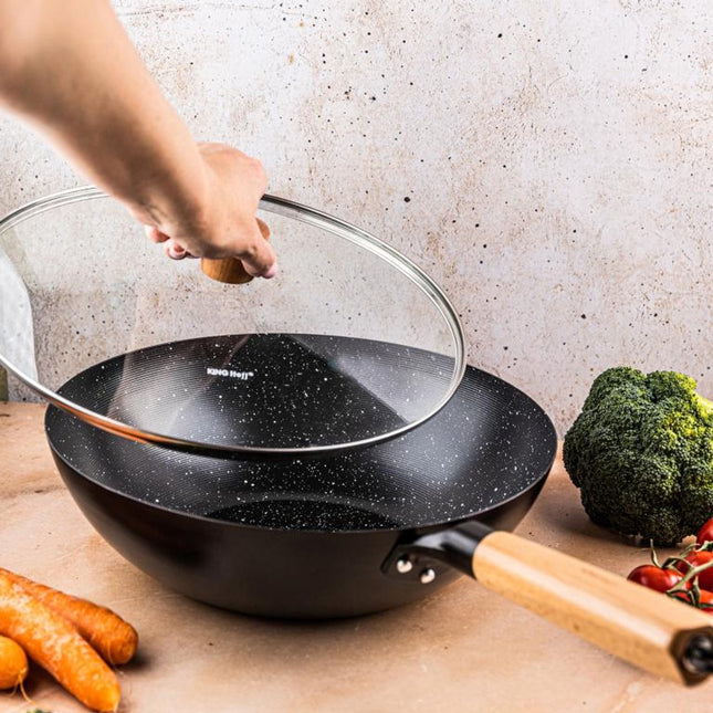 KINGHoff KH1984 Wok Pan 30 cm met Deksel - Roerbakpan voor Aziatisch Koken - Geschikt voor Alle Kookzones inclusief Inductie - Houten Handvat - Antiaanbaklaag