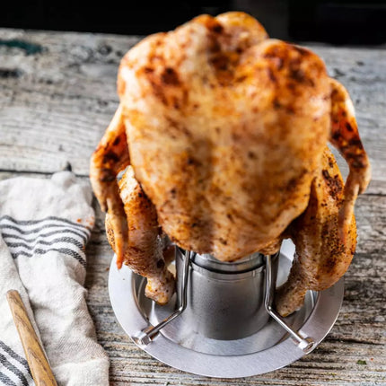 Kinghoff KH1880 - Kippenbraadrek Standaard van RVS - Grillstandaard met Kruidenhouder - Geschikt voor Oven, BBQ en Kampvuur - Ø18 cm, Hoogte 23 cm - Kiprooster - Kippenrooster