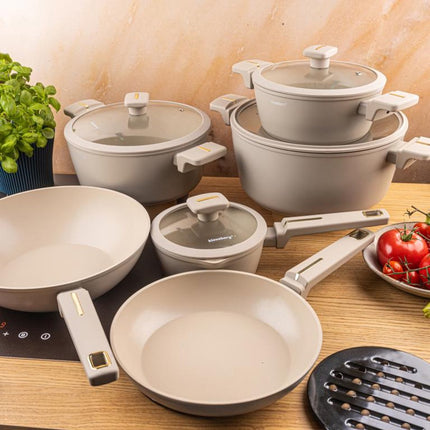 Klausberg KB-7969 Pannenset 12 Delig Beige | Inclusief Wok Pan | Anti-aanbaklaag | Geschikt voor Alle Kookzones Inclusief Inductie | Glazen Deksels | Set Pannen