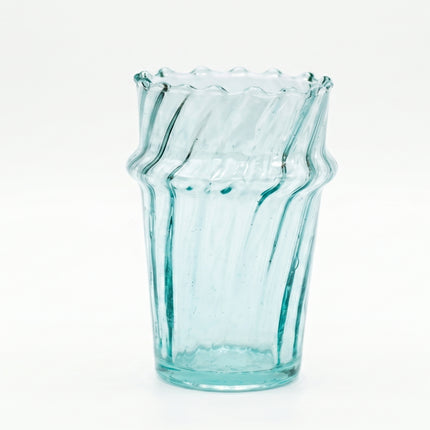 Transparant glazen vaasje met ribbelstructuur en golvende rand - 9,5 cm