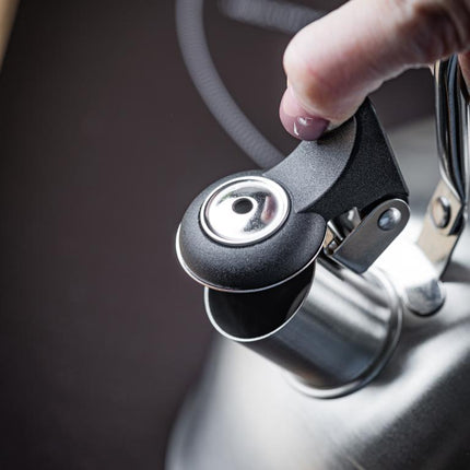 KingHoff Edelstahl-Pfeifkessel 2,5L – Für alle Wärmequellen geeignet, mit Pfeiffunktion und ergonomischem Griff