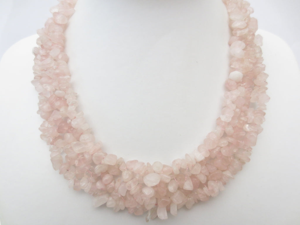 Large collier en perles de quartz rose