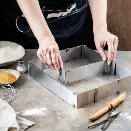 Kinghoff Verstellbare Kuchenform, quadratisch – Edelstahl, mit Schiebewand, 27,5x18,5 bis 52,4x34 cm – Backform – Tortenform
