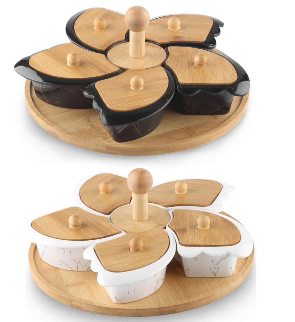 Servez le plateau de tapas sur un plateau tournant en bois avec des coupelles en mélamine