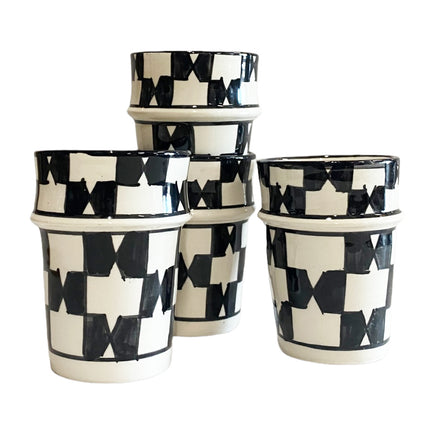 Set aus 4 Fes Keramikbechern schwarz-weiß