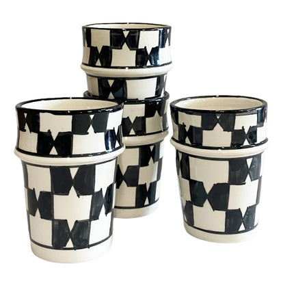 Set aus 4 Fes Keramikbechern schwarz-weiß