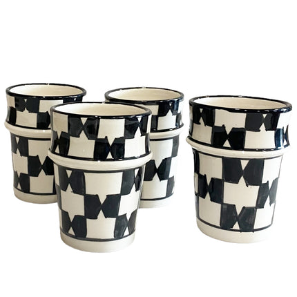 Set aus 4 Fes Keramikbechern schwarz-weiß
