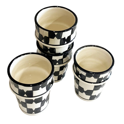 Set aus 4 Fes Keramikbechern schwarz-weiß