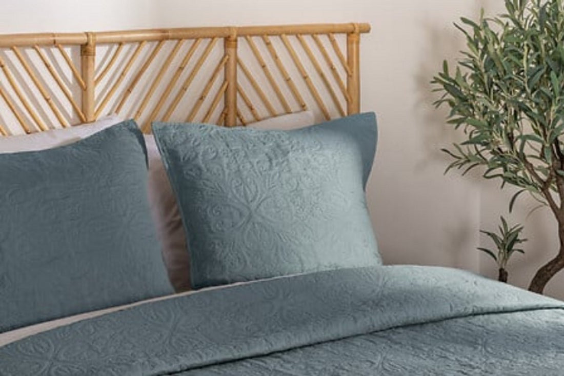 Blauwe sprei Arabesque 240 x 260 cm – mineraalblauw, met 2 kussenslopen – foto 2
