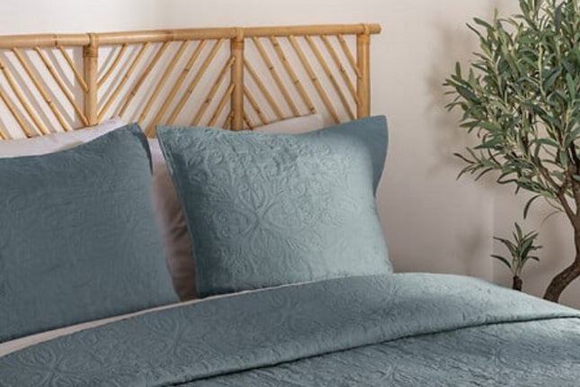 Tagesdecke Arabesque 240 x 260 cm – Mineralblau – Mit 2 Kissenbezügen – Polyester – Bettüberwurf – Schlafzimmerdecke –
