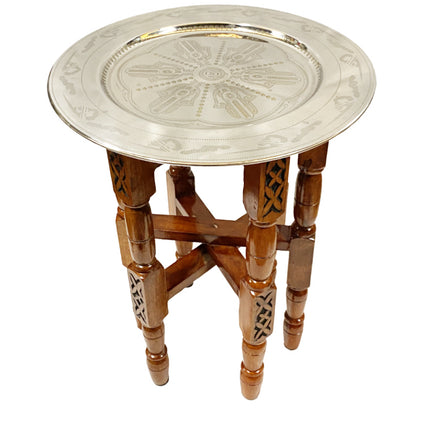 Zusammenklappbares Tischgestell aus geschnitztem Holz mit Tablett